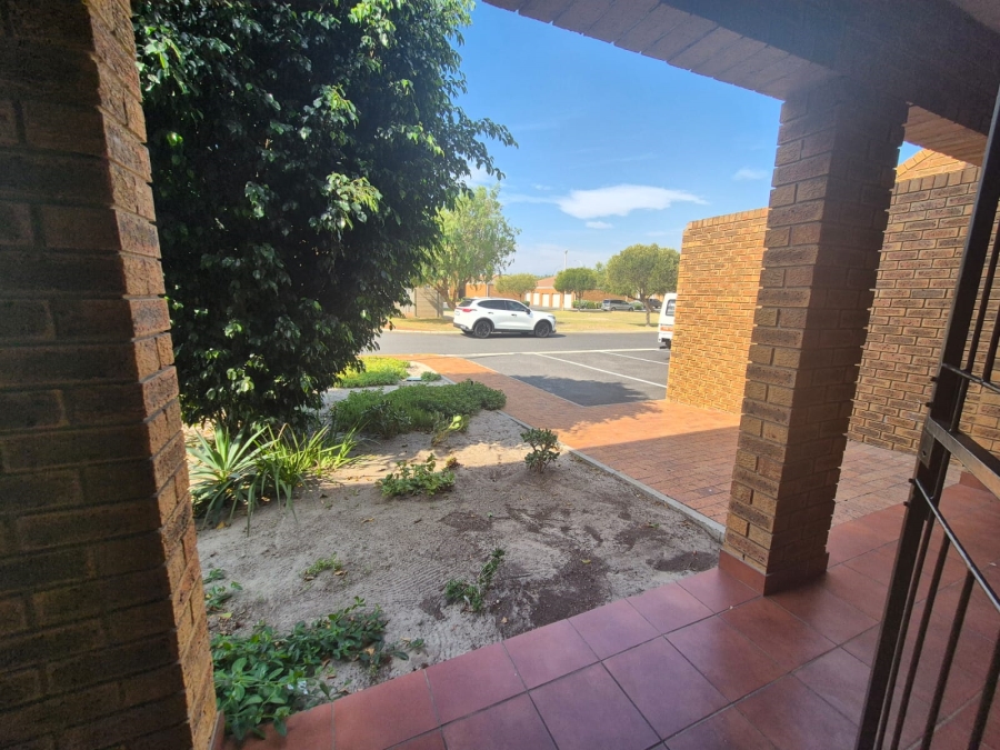 To Let 2 Bedroom Property for Rent in Protea Heights Western Cape